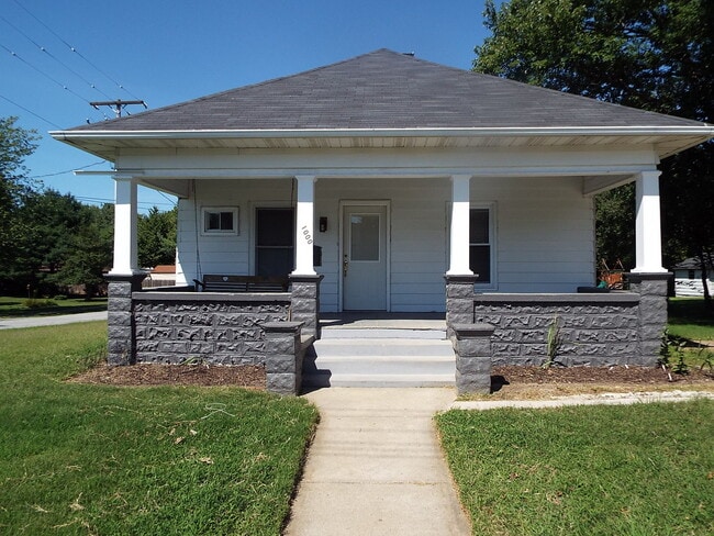 Building Photo - Two bedroom/one bathroom single family hou...