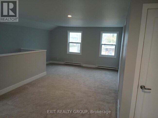 Photo - 27 Grove St Unité Upper Flr