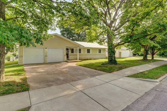 Photo - 2137 E Madison St