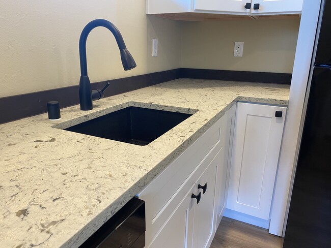 Quartz Countertops - 1704 Eagles Nest Pl SE Unit 1704.5