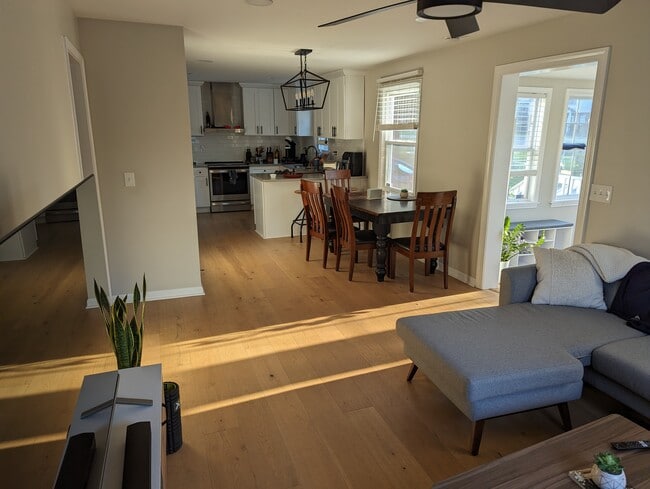 De la sala de estar a la cocina - 3918 Baxter Ave