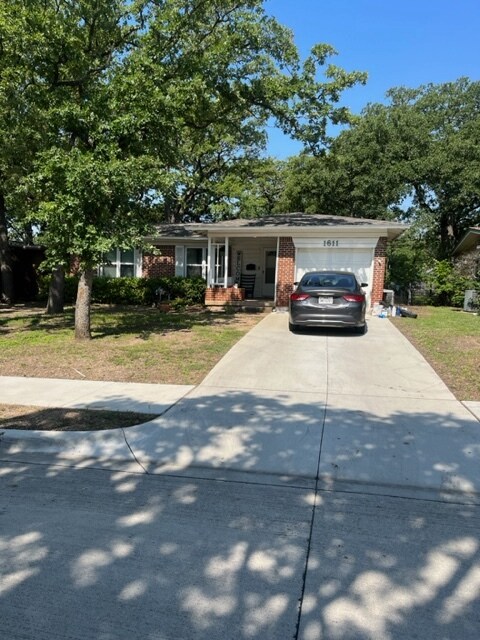 Photo - 1611 Betsy Ln