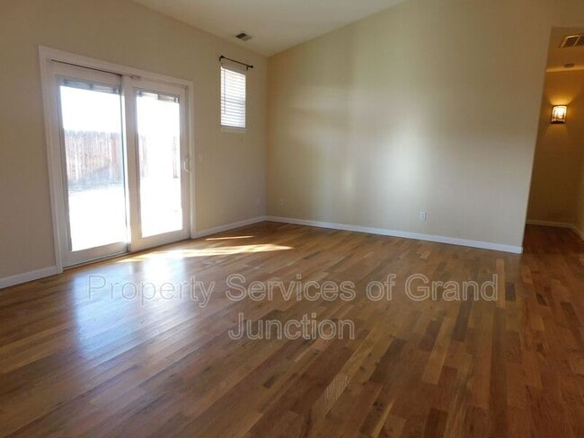 Photo - 325 Arches Dr