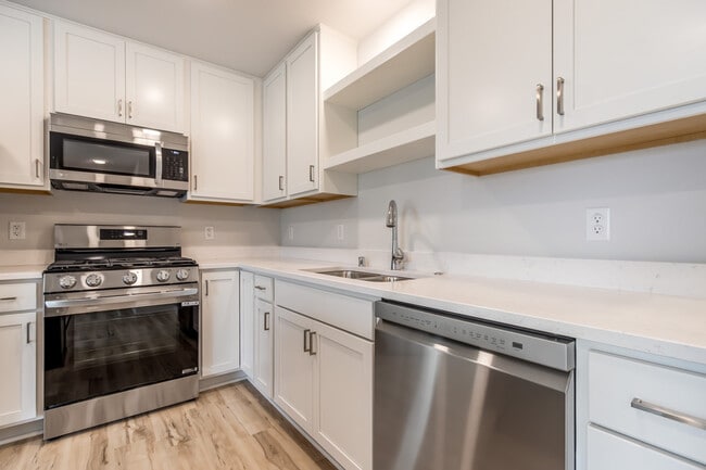 Photo - W219N16241 Primrose Ct
