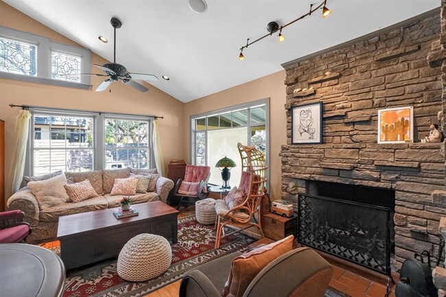 Photo - 221 Park Ln