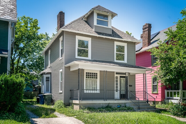 Exterior - Frente - 2435 Summit St