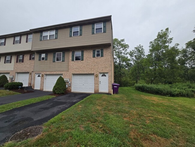Building Photo - End Unit Townhouse - Plum School District ...