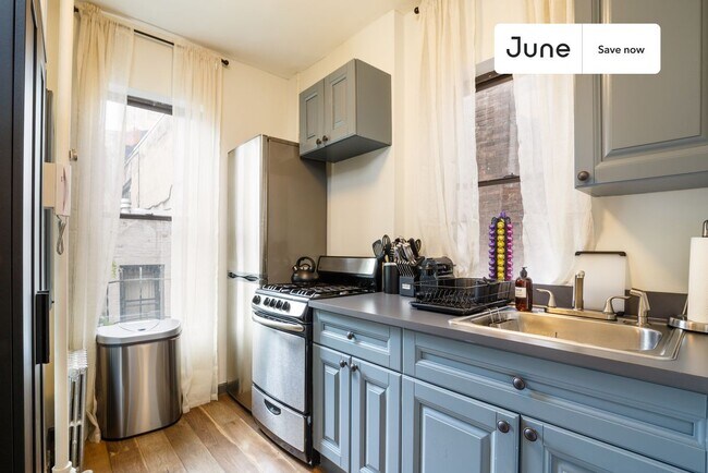 Photo - 439 W 48th St