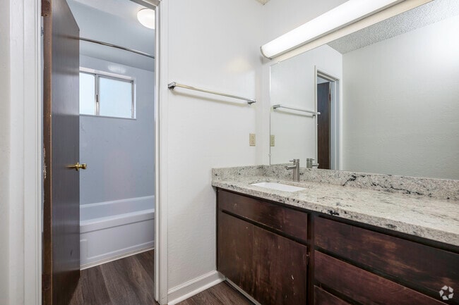 2HAB, 1BA - 1050 ft² - Baño - Alvarado Parkside Apartments