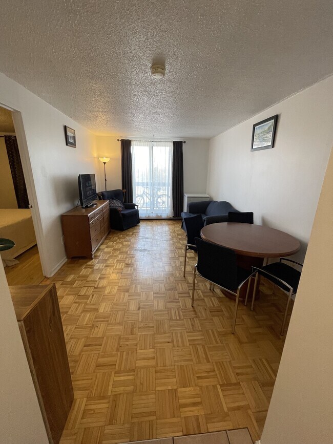 Photo - 84 King Edward Ave Unit 302