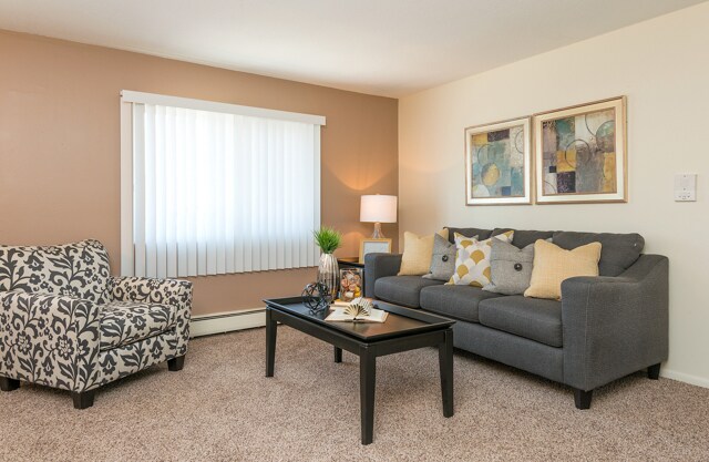 Sala de estar - Village Manor Apartments