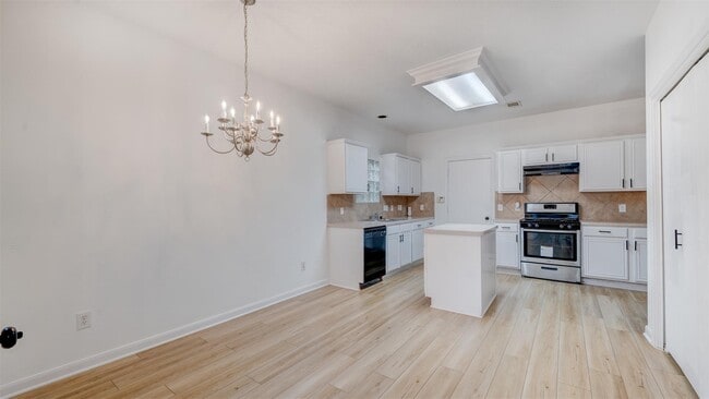 Photo - 827 Forest Ivy Ln