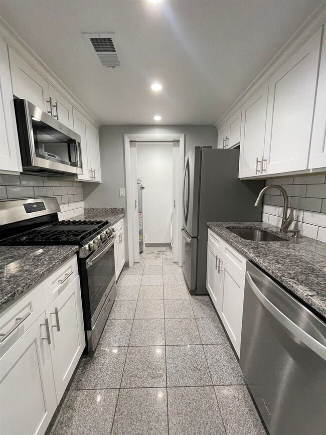 Building Photo - 318 38th St Unit 205-205 Rental