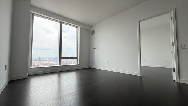 Photo - One Manhattan Square Unit 47H