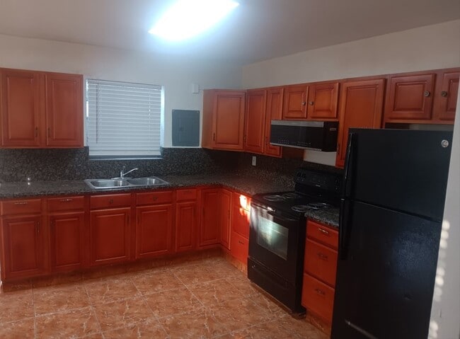 Photo - 2005 Dock St