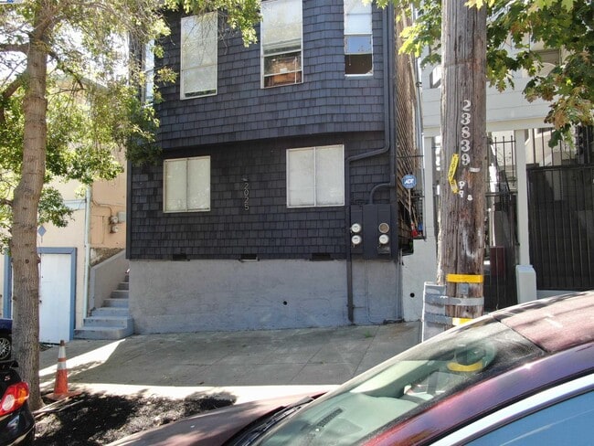 Building Photo - 2025 E 20th St Rental