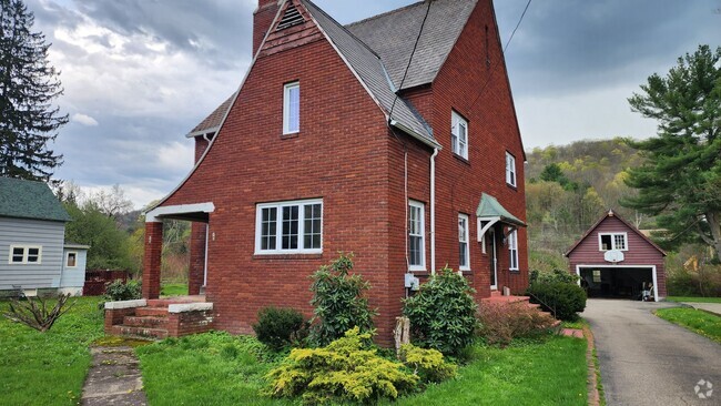 Building Photo - Four Bedroom Single Family home in Derreck...