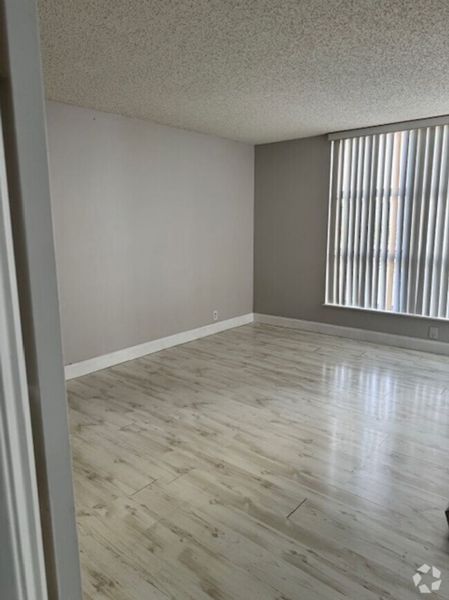 Building Photo - Beautiful 2/2 unit in Aventura Rental