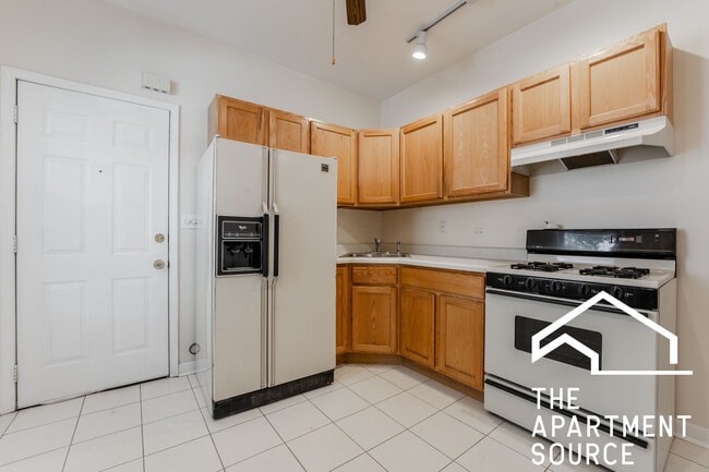 Building Photo - 2424 N Greenview Ave Unit 1F