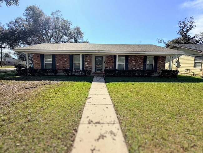 Building Photo - Great 3-Bedroom Family Home with Garage & Fenced Backyard