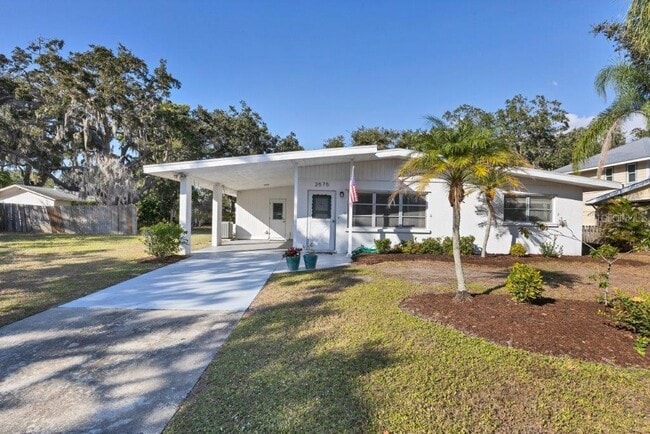 Photo - 2575 Hillview St House