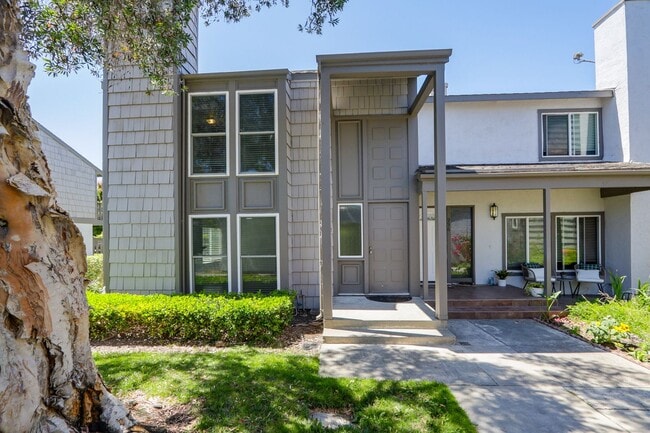 Building Photo - 3 Bed / 2.5 Bath light and spacious townho... Rental