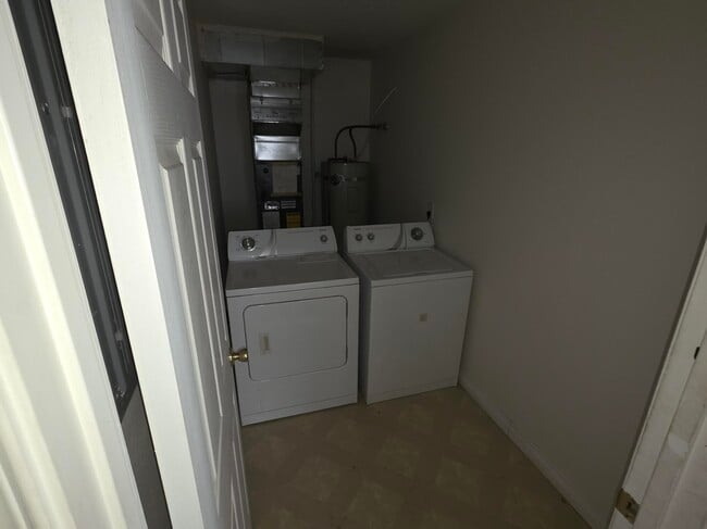 Photo - 166 College St S