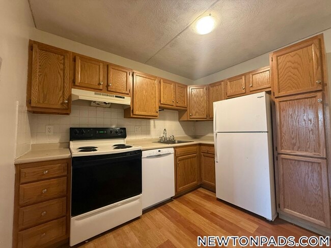 Building Photo - 175 Adams St Unit 40
