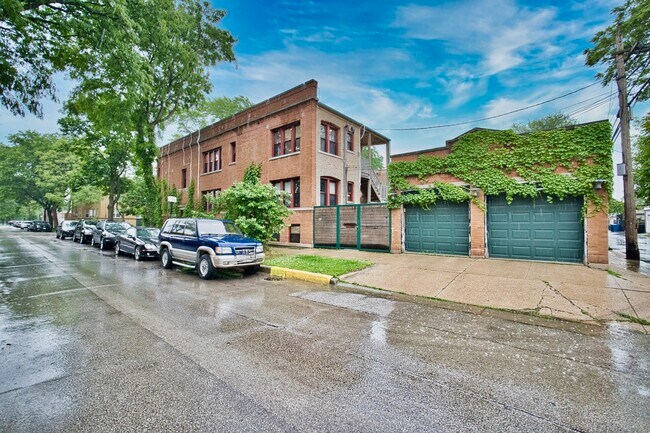 2437 W North Shore Ave