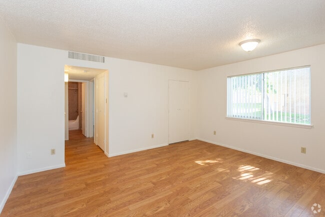 1BR 1BA - 750 SQ FT