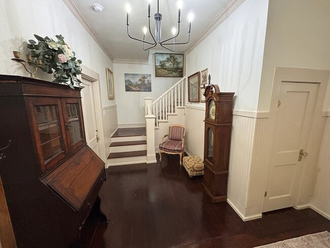 Photo - 2402 Monroe St