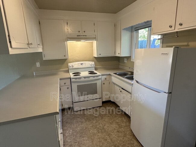 Photo - 719 SW Bridge St