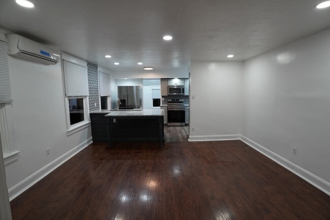 Photo - 1212 W King St