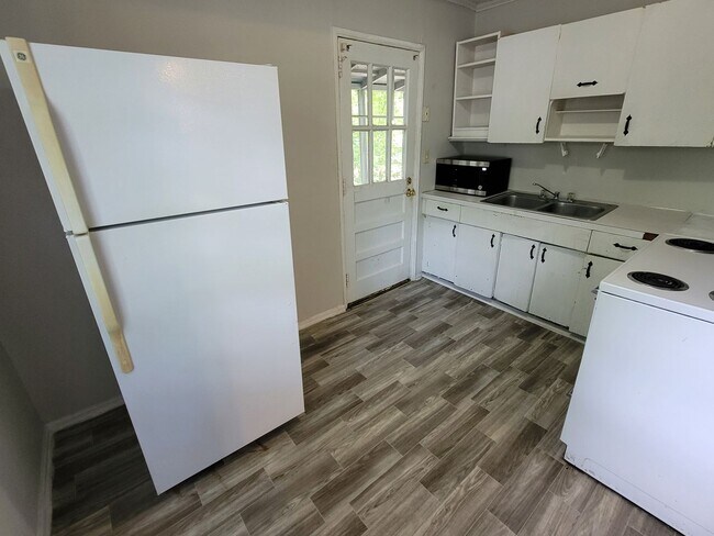 2833 Wesley Dr