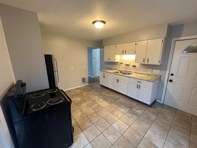 Building Photo - 15 Thorpe St Unit 15 Thorp St Upper