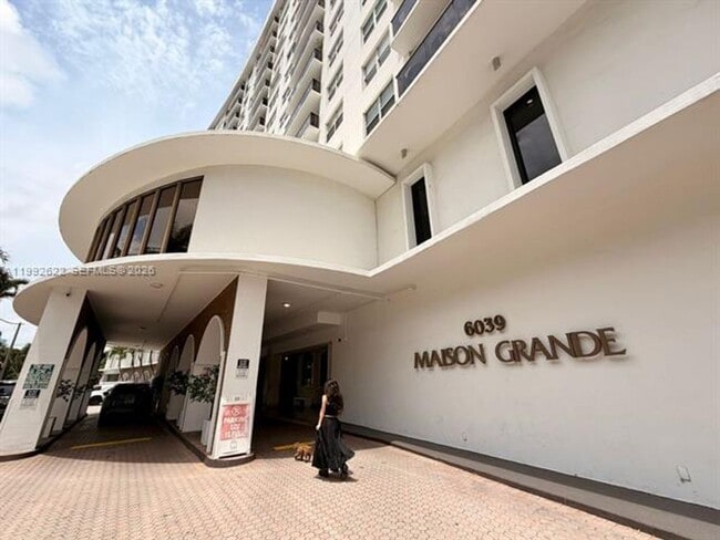 Building Photo - 6039 Collins Ave Unit 6039 Collins Ave # 1506