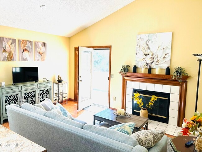 Photo - 212 Yorktown Dr