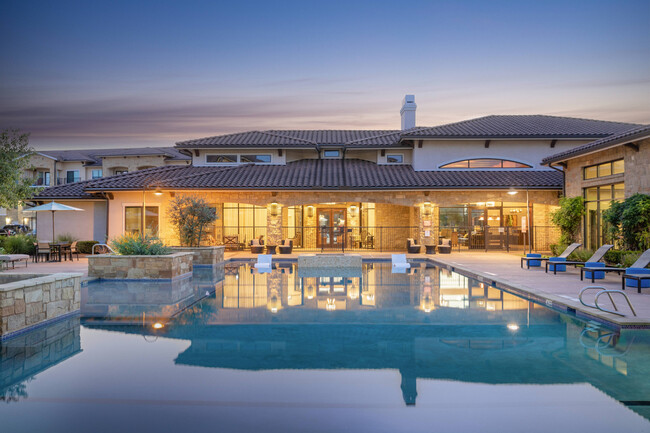 Encantadoras vistas de la piscina al atardecer - Allora Bella Terra Apartamentos