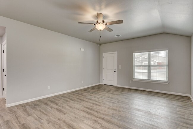 Photo - 710 League Cir