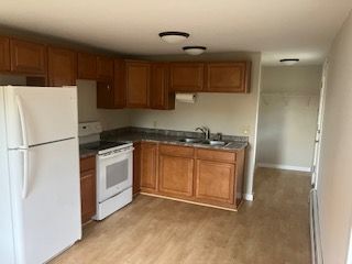 Building Photo - 450 Main St