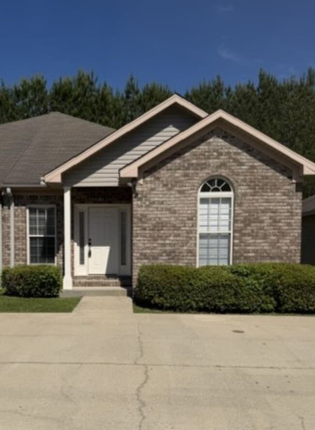 Building Photo - Charming 3 bedroom 2 bath home available now