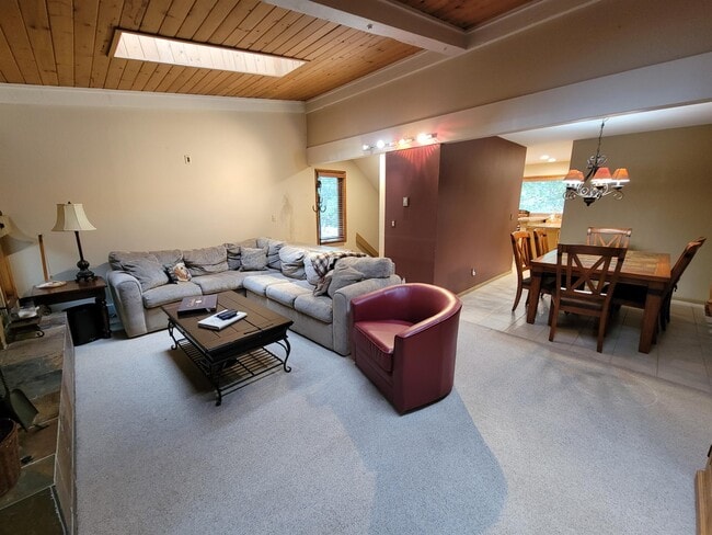 Photo - 2540 Kinnikinnick Rd