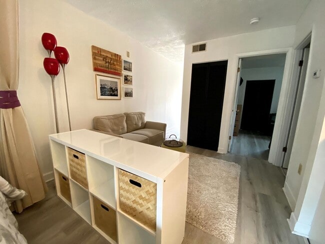 Photo - 3271 Niagara Square