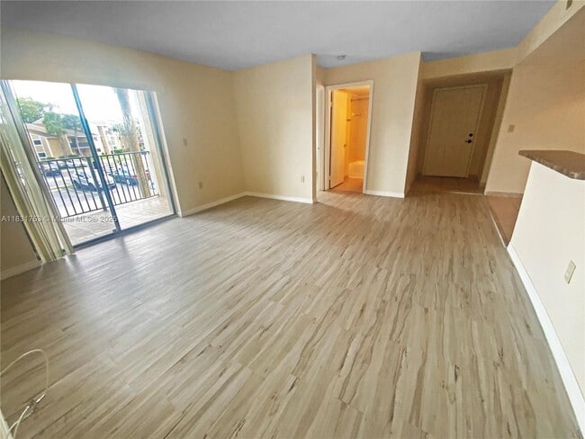 Photo - 400 Palm Cir W Unidad 206 Rental