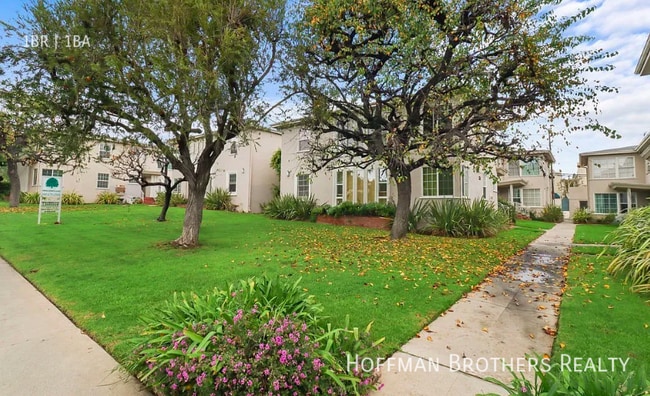 Building Photo - 1117 26th St Unit 5