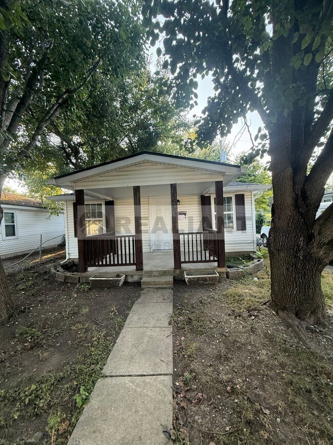 Building Photo - 100 Meadow Ln