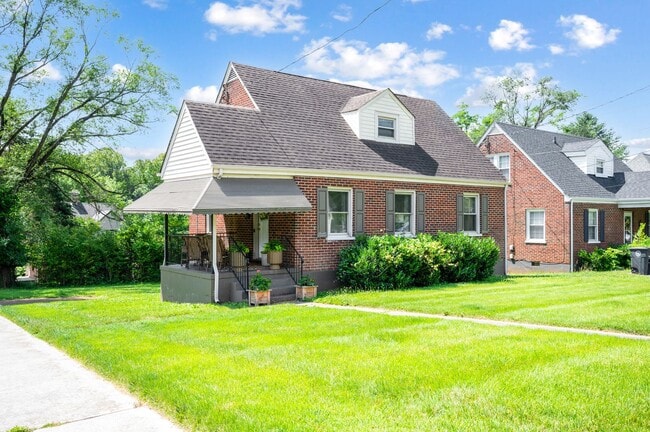 Building Photo - 3 Bedroom || 1.5 Bathroom Single Family Home