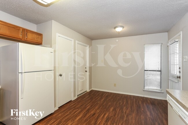 Photo - 2321 Lakeshore Ln