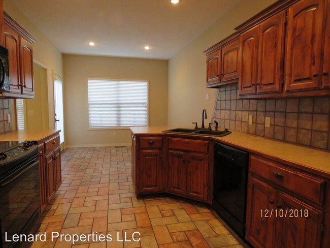 Photo - 3 br, 2 bath House - 1015 E Waterford Blvd