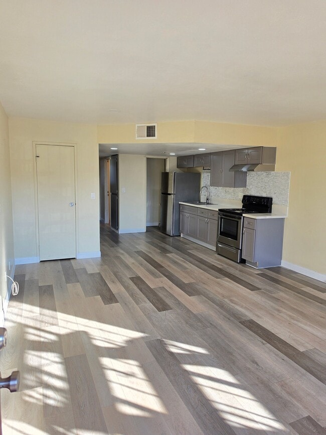 Building Photo - 3701 Thomas Ave